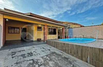 Casa à venda com piscina e 2 quartos em peruíbe, no bairro belmira novaes