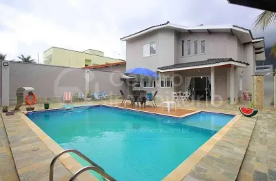 Casa à venda com piscina e 4 quartos em peruíbe, no bairro centro