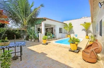 Casa à venda com piscina e 3 quartos em peruíbe, no bairro jd caraminguava