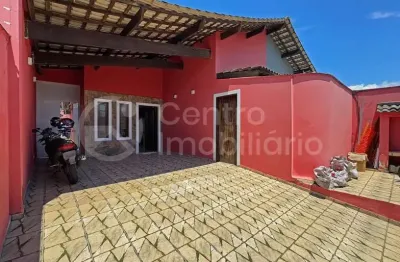 Casa à venda com piscina e 3 quartos em peruíbe, no bairro balneario sambura