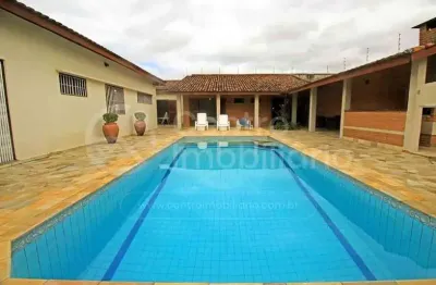 Casa à venda com piscina e 5 quartos em peruíbe, no bairro balneario sambura