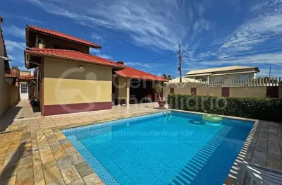 Casa à venda com piscina e 3 quartos em peruíbe, no bairro parque balneario oasis