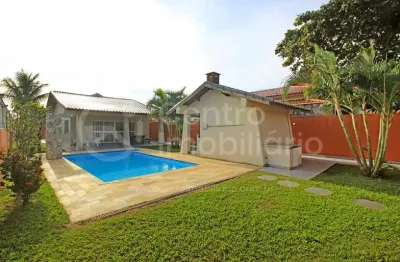 Casa à venda com piscina e 5 quartos em peruíbe, no bairro jardim ribamar
