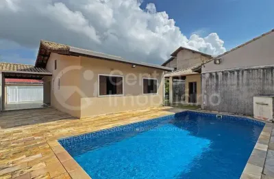 Casa à venda com piscina e 2 quartos em peruíbe, no bairro belmira novaes