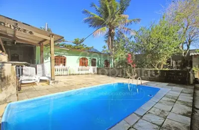 Casa à venda com piscina e 3 quartos em peruíbe, no bairro jardim veneza
