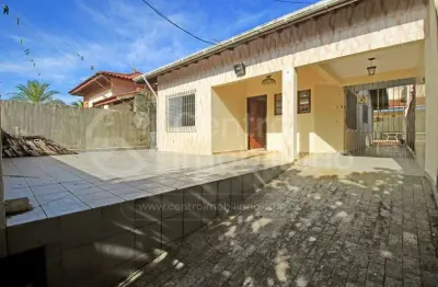 Casa à venda com piscina e 2 quartos em peruíbe, no bairro balneario barra de jangada