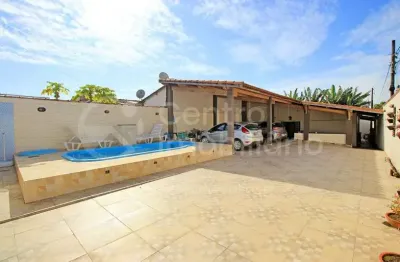 Casa à venda com piscina e 2 quartos em peruíbe, no bairro cidade balneária nova peruíbe