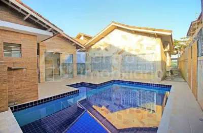 Casa à venda com piscina e 3 quartos em peruíbe, no bairro jardim ribamar