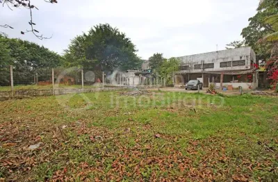 Casa à venda com piscina e 3 quartos em peruíbe, no bairro jardim dos prados