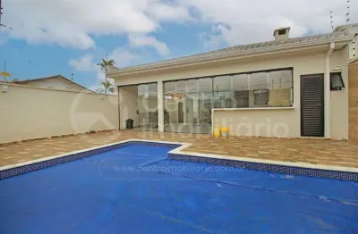 Casa à venda com piscina e 3 quartos em peruíbe, no bairro jardim marcia