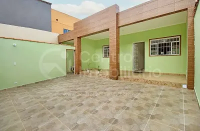 Casa à venda com piscina e 2 quartos em peruíbe, no bairro centro