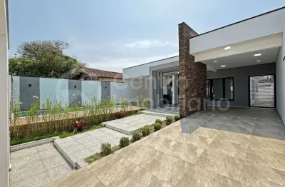 Casa à venda com piscina e 3 quartos em peruíbe, no bairro jardim beira mar