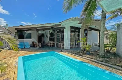 Casa à venda com piscina e 3 quartos em peruíbe, no bairro jardim mar e sol