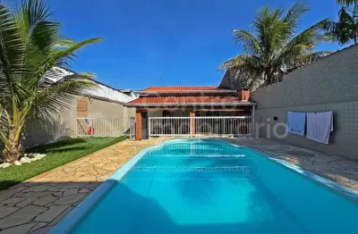 Casa à venda com piscina e 3 quartos em peruíbe, no bairro maria h novaes