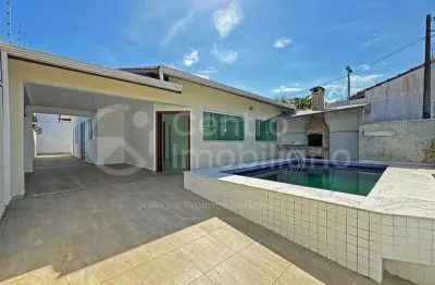 Casa à venda com piscina e 3 quartos em peruíbe, no bairro balneario sao joao batista