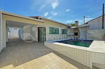 Casa à venda com piscina e 3 quartos em peruíbe, no bairro balneario sao joao batista