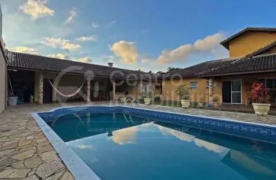 Casa à venda com piscina e 5 quartos em peruíbe, no bairro jardim sao luiz