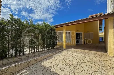 Casa à venda com piscina e 3 quartos em peruíbe, no bairro parque balneario oasis