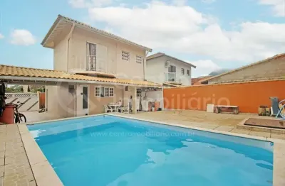 Casa à venda com piscina e 3 quartos em peruíbe, no bairro jardim peruibe