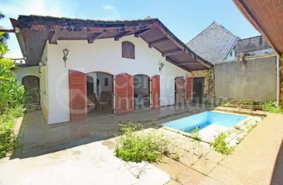 Casa à venda com piscina e 3 quartos em peruíbe, no bairro stella maris