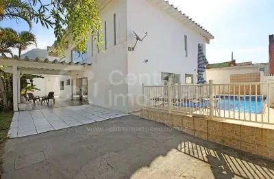 Casa à venda com piscina e 4 quartos em peruíbe, no bairro centro