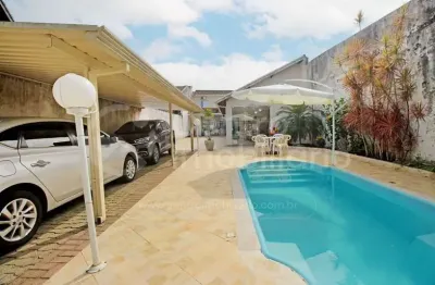 Casa à venda com piscina e 4 quartos em peruíbe, no bairro centro