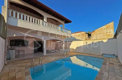 Casa à venda com piscina e 2 quartos em peruíbe, no bairro jardim três marias
