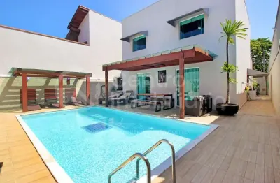Casa à venda com piscina e 3 quartos em peruíbe, no bairro parque balneario oasis