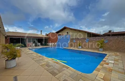 Casa à venda com piscina e 3 quartos em peruíbe, no bairro jardim imperador