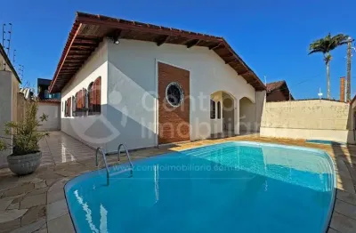 Casa à venda com piscina e 3 quartos em peruíbe, no bairro parque turistico