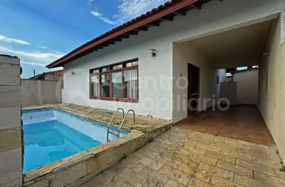 Casa à venda com piscina e 3 quartos em peruíbe, no bairro parque turistico