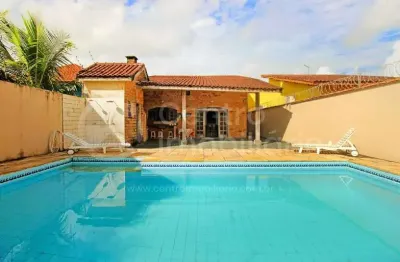 Casa à venda com piscina e 3 quartos em peruíbe, no bairro maria h novaes