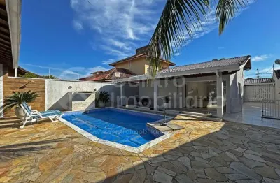 Casa à venda com piscina e 3 quartos em peruíbe, no bairro cidade nova peruíbe