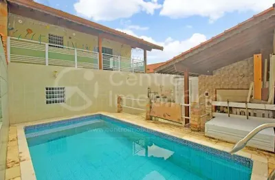 Casa à venda com piscina e 2 quartos em peruíbe, no bairro belmira novaes