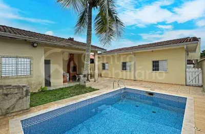 Casa à venda com piscina e 3 quartos em peruíbe, no bairro cidade nova peruíbe