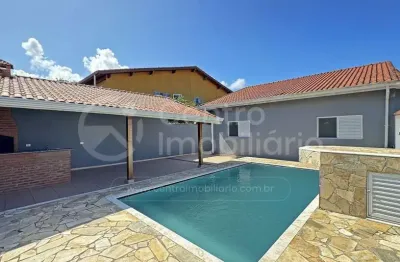 Casa à venda com piscina e 3 quartos em peruíbe, no bairro maria h novaes