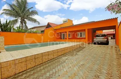 Casa à venda com piscina e 3 quartos em peruíbe, no bairro maria h novaes