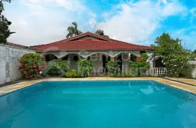 Casa à venda com piscina e 3 quartos em peruíbe, no bairro parque turistico