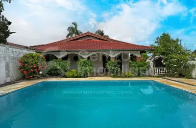 Casa à venda com piscina e 3 quartos em peruíbe, no bairro parque turistico