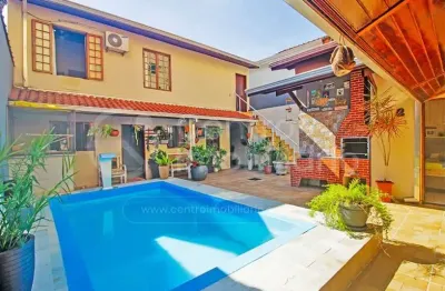 Casa à venda com piscina e 2 quartos em peruíbe, no bairro centro