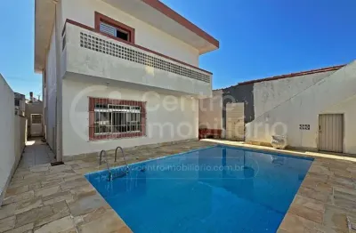 Casa à venda com piscina e 3 quartos em peruíbe, no bairro centro
