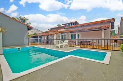 Casa à venda com piscina e 5 quartos em peruíbe, no bairro vila romar
