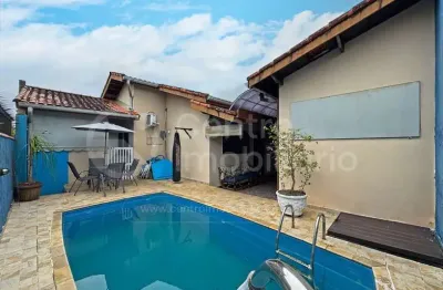 Casa à venda com piscina e 2 quartos em peruíbe, no bairro jardim mar e sol