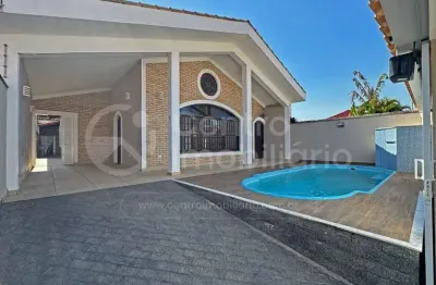 Casa à venda com piscina e 3 quartos em peruíbe, no bairro parque balneario oasis