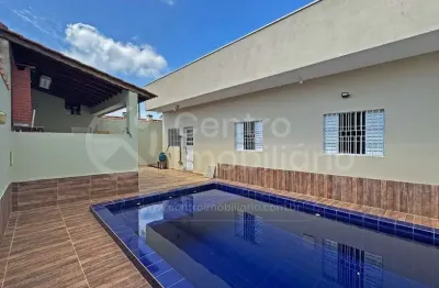 Casa à venda com piscina e 3 quartos em peruíbe, no bairro jardim mar e sol