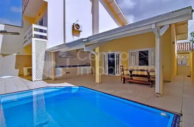 Casa à venda com piscina e 4 quartos em peruíbe, no bairro balneario arpoador