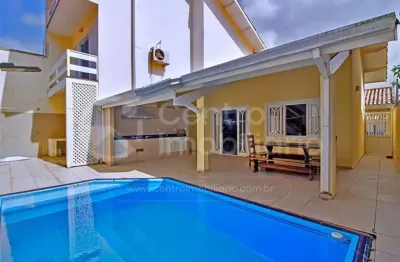Casa à venda com piscina e 4 quartos em peruíbe, no bairro balneario arpoador