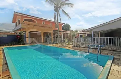 Casa à venda com piscina e 4 quartos em peruíbe, no bairro balneario arpoador