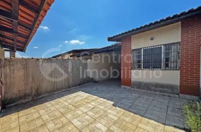 CASA à venda com 2 quartos em Peruíbe, no bairro Balneario Arpoador