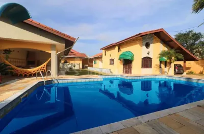 Casa à venda com piscina e 2 quartos em peruíbe, no bairro centro